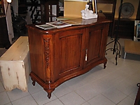 credenza sagomata ed intagliata in noce