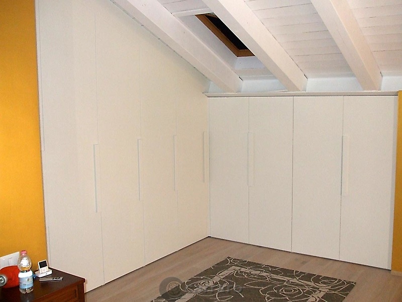 armadio a muro obliquo laccato bianco