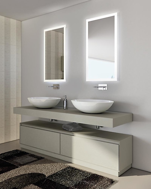 bagno con due lavabi in appoggio