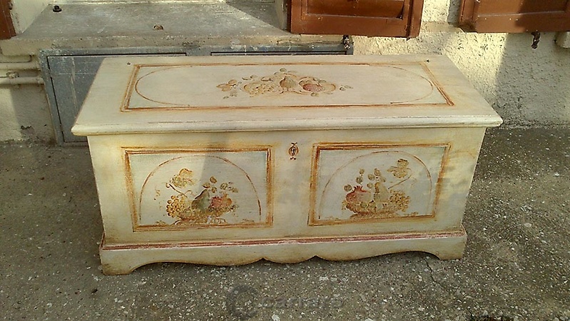 vecchia cassapanca decorata a mano