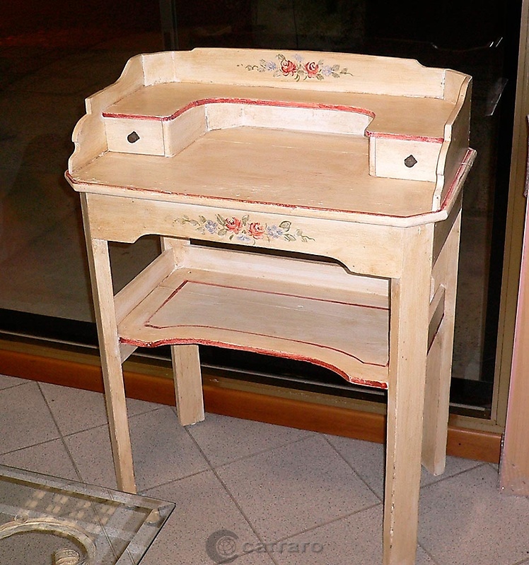vecchio tavolino decorato a mano