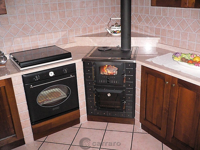 particolare cucina a legna ad angolo