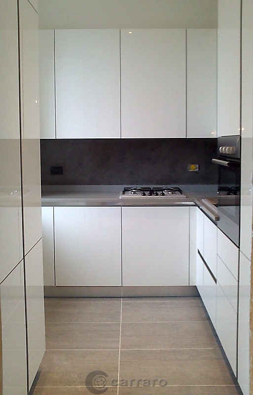 cucina bianco lucido con gola